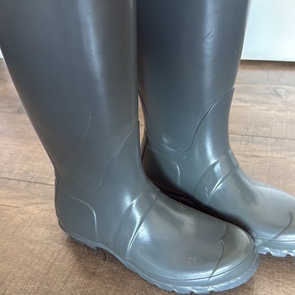 Hunter Tall Gloss Waterproof Rain Boot. - Gray - Size 7 - Picture 6 of 9